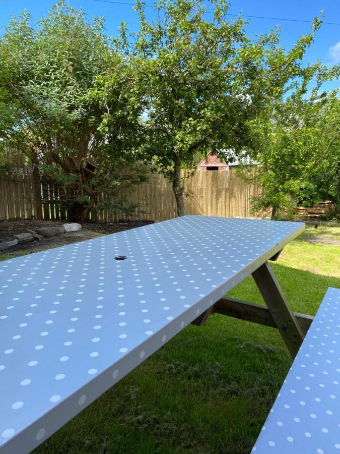 No 5 Newly Refurbished 4 Bedroom House Cononbridge Eksteriør bilde