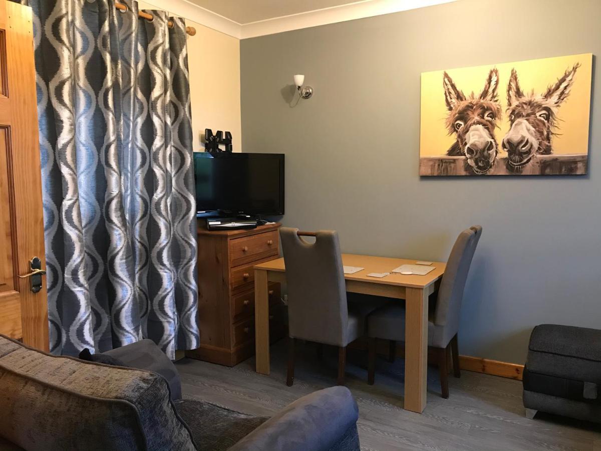 No 5 Newly Refurbished 4 Bedroom House Cononbridge Eksteriør bilde