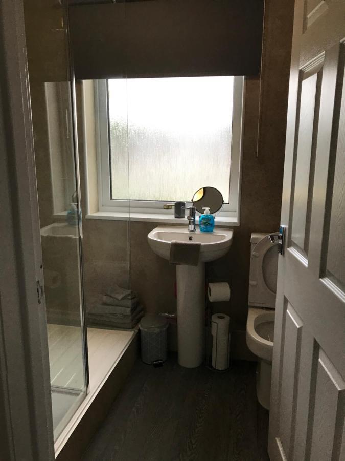 No 5 Newly Refurbished 4 Bedroom House Cononbridge Eksteriør bilde