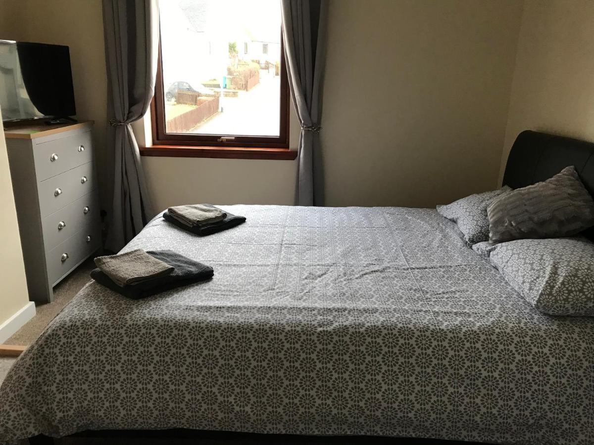 No 5 Newly Refurbished 4 Bedroom House Cononbridge Eksteriør bilde