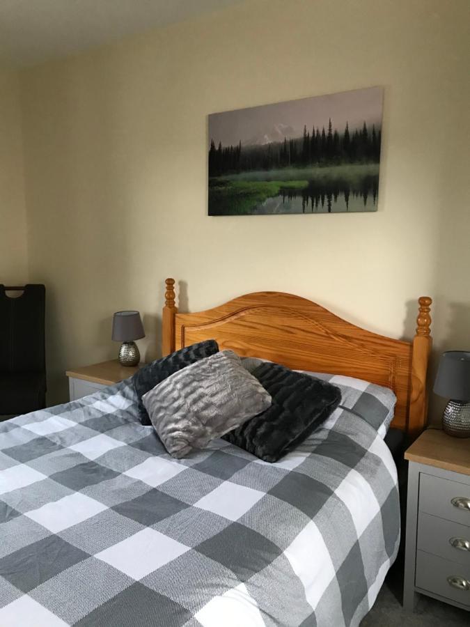 No 5 Newly Refurbished 4 Bedroom House Cononbridge Eksteriør bilde