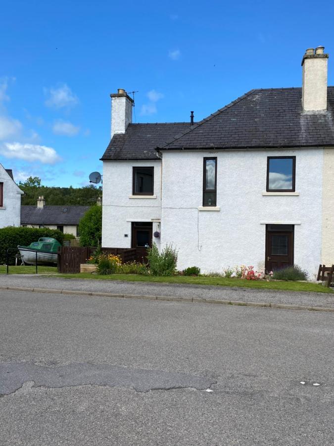 No 5 Newly Refurbished 4 Bedroom House Cononbridge Eksteriør bilde